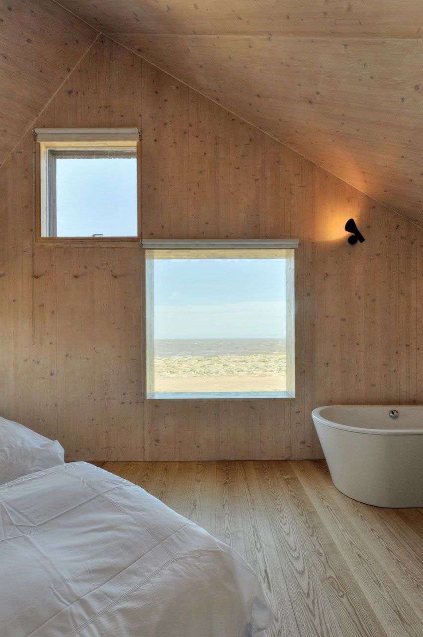 Вікна в деревяних будинках (43 фото): особливості вибору та встановлення