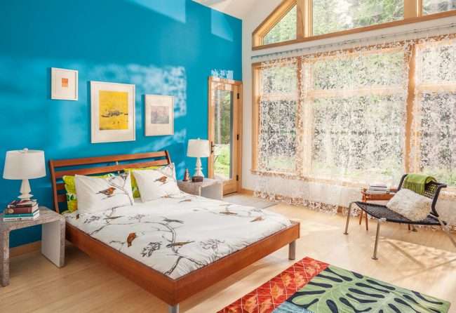 Спальня в синьому кольорі: як створити затишний і теплий інтерєр в холодній гаммі