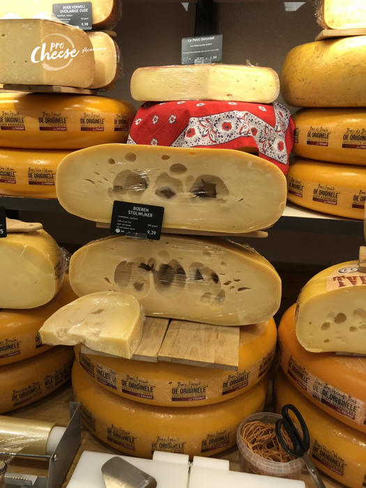 Розірвані вічка напівтвердого сиру свідчать про порушення температурного режиму при зберіганні.
