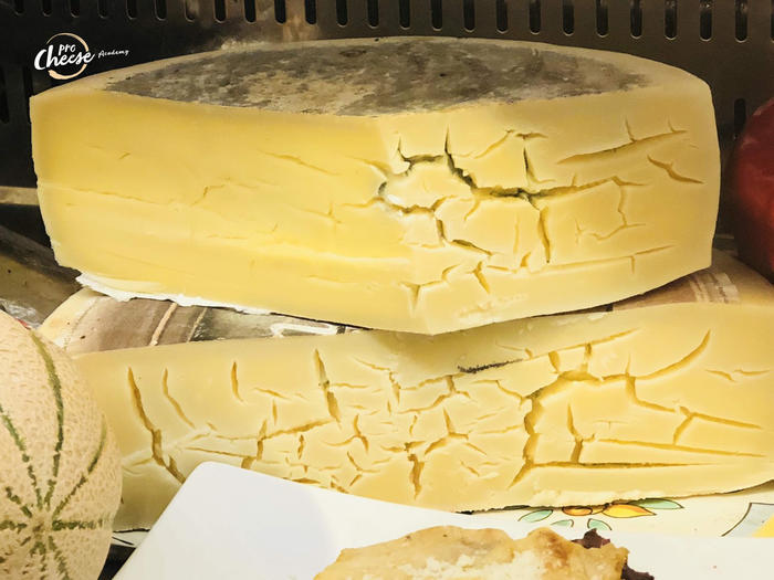 Тріщини та утворення плісняви всередині сирного тіста.