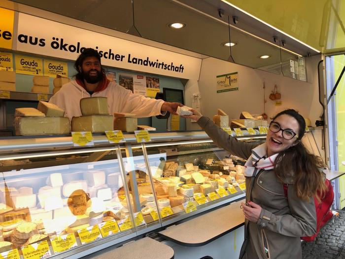 Вуличний магазин сиру у місті Бремен, Німеччина.