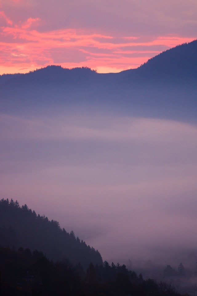 Осінній ранок у Карпатах: приголомшливі фото гір, які надихнуть вас на подорож - фото 359428