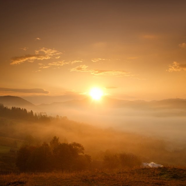 Осінній ранок у Карпатах: приголомшливі фото гір, які надихнуть вас на подорож - фото 359434