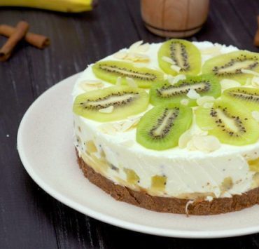 Десерт без випічки: йогуртовий торт з фруктовою начинкою