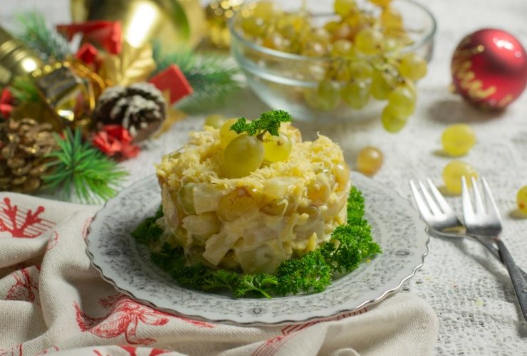 Салат «Новорічна казка» з фруктами та сиром. Рецепт з фото