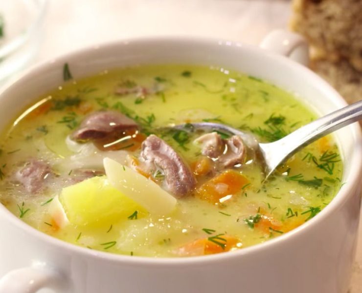 Здивуй домашніх і гостей — подай до обіду сирний суп з сердечками