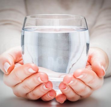 Який вплив робить на організм випита з самого ранку склянка води