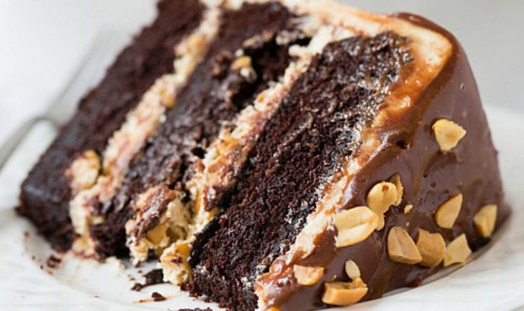 Найкращий і простий рецепт торта «Снікерс», зберігаємо в скарбничку!