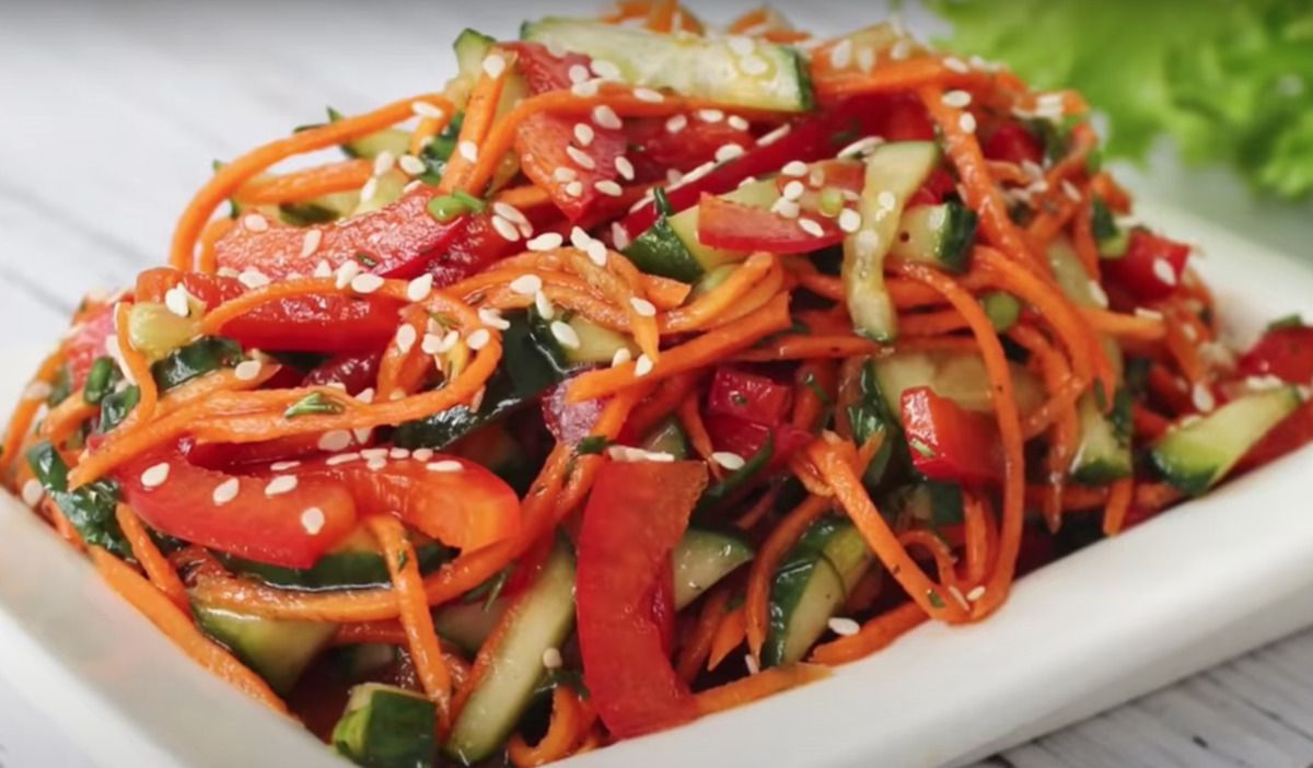 Салат з овочів та пікантною заправкою — він відмінно підходить до будь-яких м'ясних страв