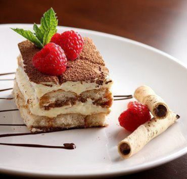 Десерт з малини та бісквітного печива «Вершкове літо»