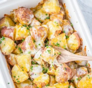 Картопля з беконом і сиром в духовці — просто і смачно
