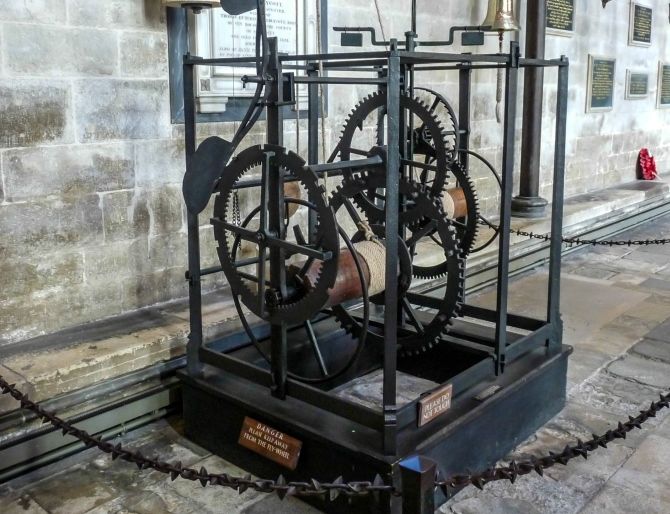 Старовинні годинники в Солсберійському соборі, Великобританія