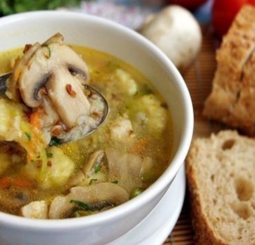 Гречаний суп з печерицями і картопляними кнедликами