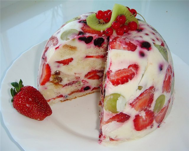 Торт сметанник з фруктами і ягодами