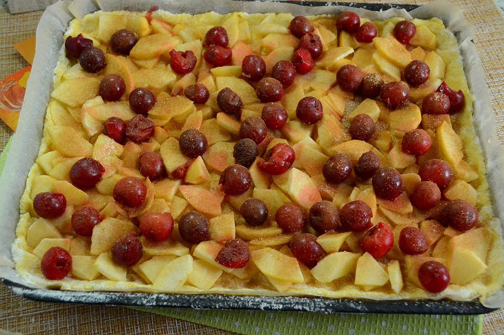 Домашній пісочний пиріг з яблуками і вишнею - дуже смачний і ароматний