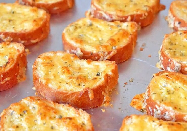Часниково-сирні грінки: стануть ідеальним доповненням до першої страви