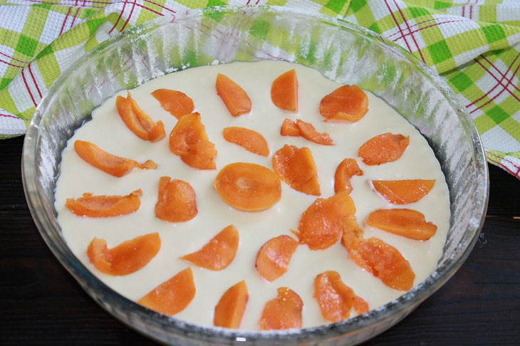 Заливний пиріг з абрикосами - пишний і ароматний