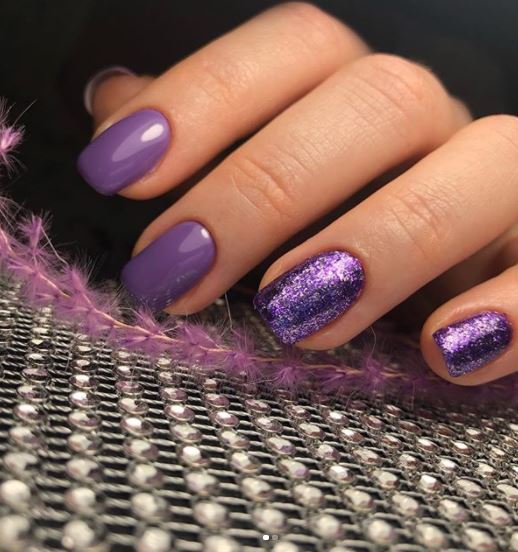Фіолетові нігтики – глянцеві з нанесенням гліттера на два пальчика