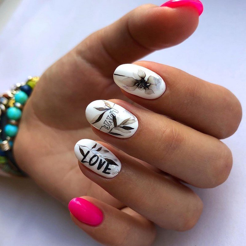 Написи на нігтях: Love