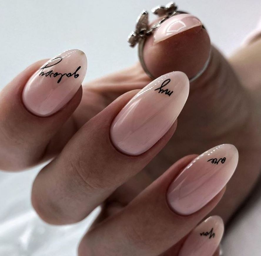 Написи на нюдових нігтях