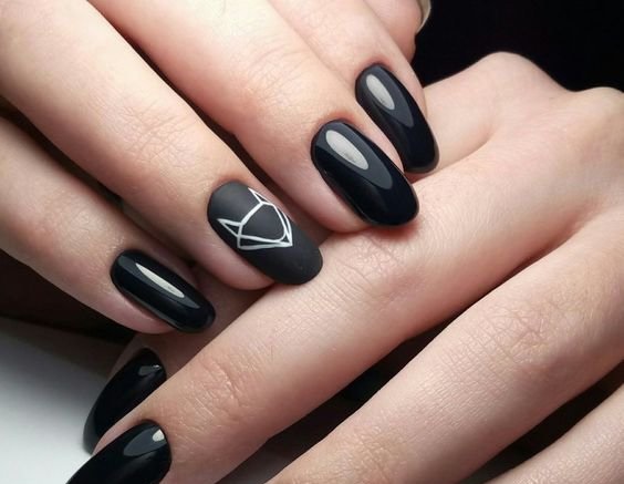 Поєднання чорного глянцевого і матового гель-лаку на нігтях і фішка сезону – орігамі на одному пальчику