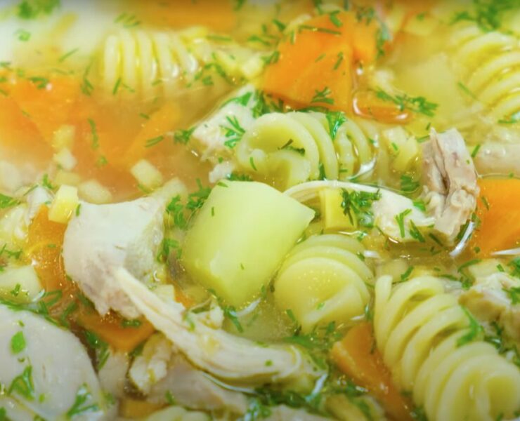 Приголомшливо смачний курячий суп — всім точно сподобається