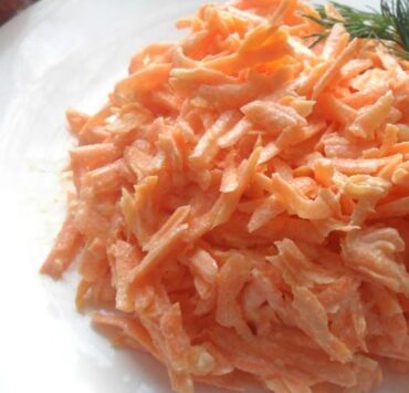 Морква, яйця та сир. Смачний та насичений вітамінами салат