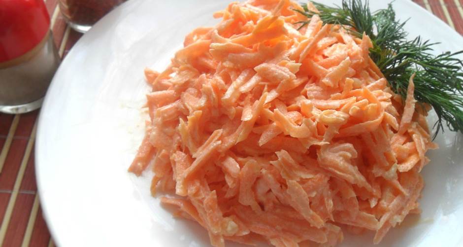 Морква, яйця та сир. Смачний та насичений вітамінами салат