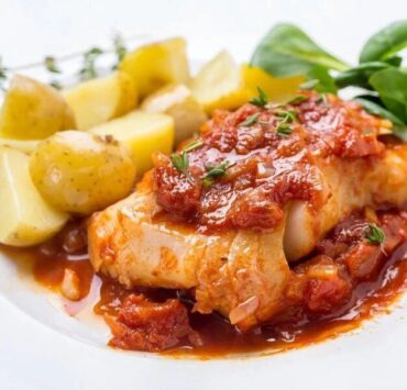 Минтай в томатному соусі — смачна страва для всіх любителів рибки