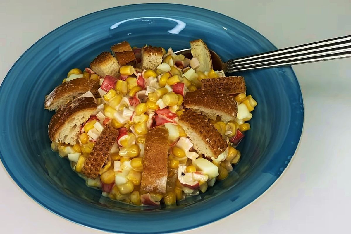 Святковий салат з крабовими паличками, кукурудзою і сухариками з сирною заправкою