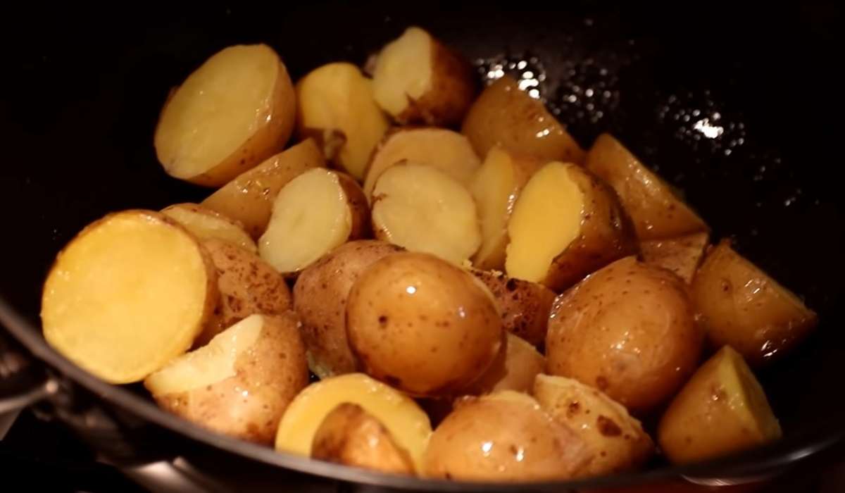 картопля на сковороді