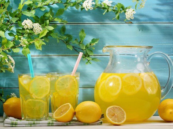 Навіщо пити воду з лимоном?. 10 причин пити воду з лимоном.