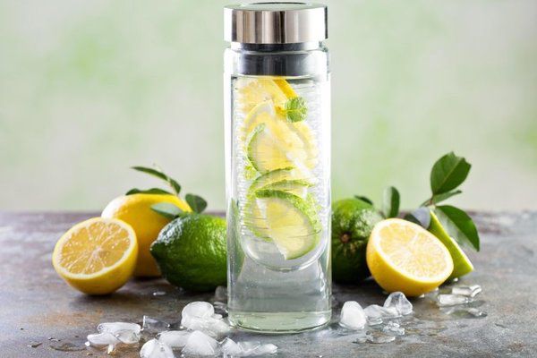 Навіщо пити воду з лимоном?. 10 причин пити воду з лимоном.