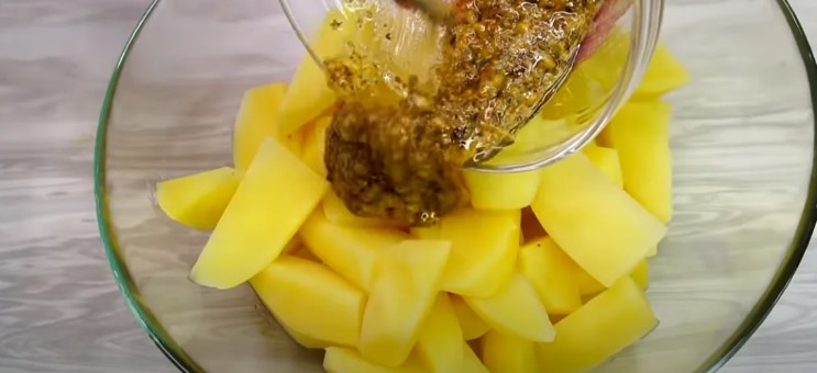 Золотиста картопля в духовці в гірчичному соусі