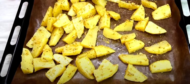 Золотиста картопля в духовці в гірчичному соусі