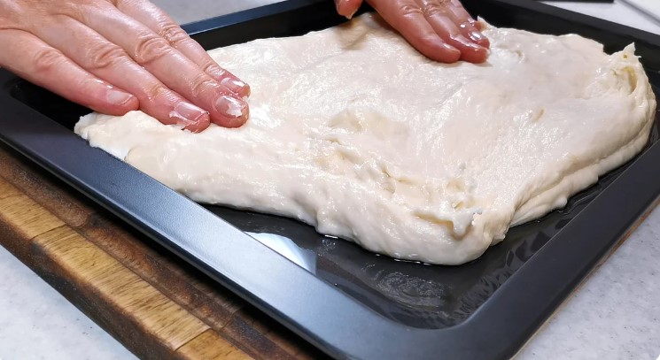 Смугастий м'ясний пиріг без замісу руками