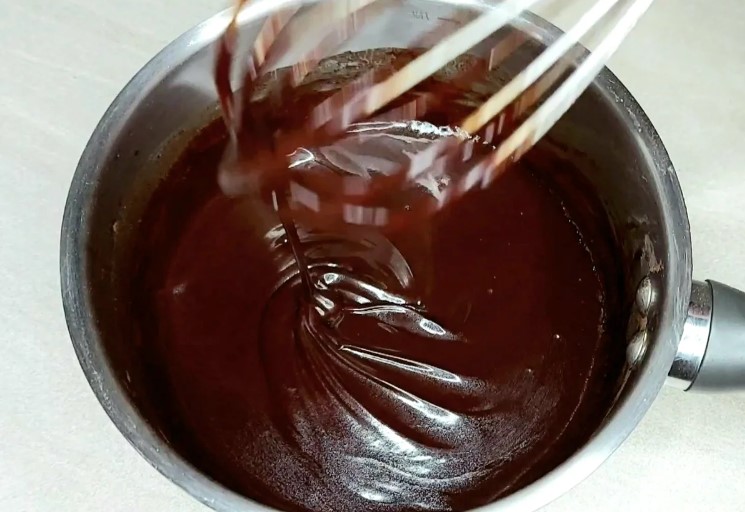 Рецепт шоколадного торта з незвичайним кремом-суфле. Справиться кожен!