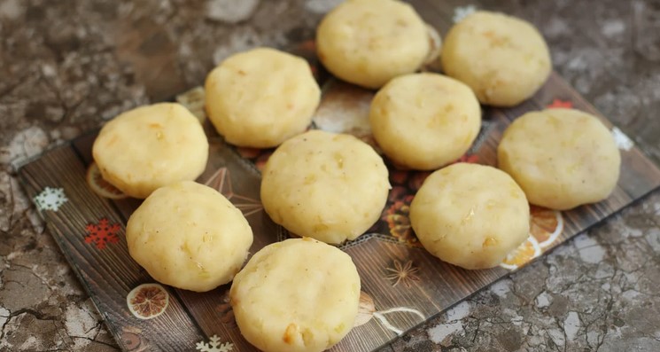 Розповім, як я готую швидкі пиріжки з картоплею: не потрібно замішувати і чекати, коли підійде тісто