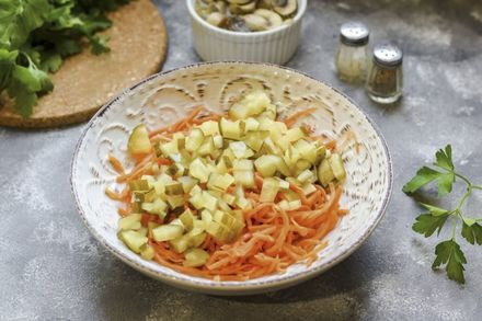 Салат з куркою, морквою по-корейськи та маринованими грибами. Етап: 3
