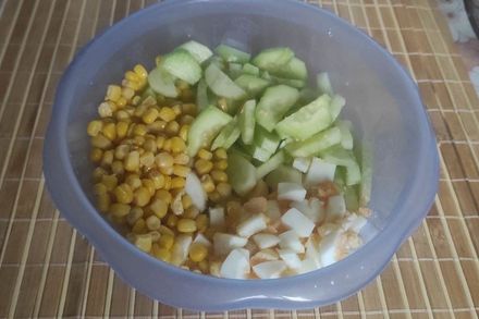Салат з креветками, консервованою кукурудзою та огірками. Етап: 4