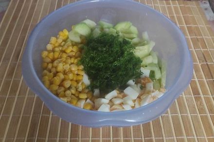 Салат з креветками, консервованою кукурудзою та огірками. Етап: 5