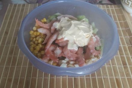 Салат з креветками, консервованою кукурудзою та огірками. Етап: 7