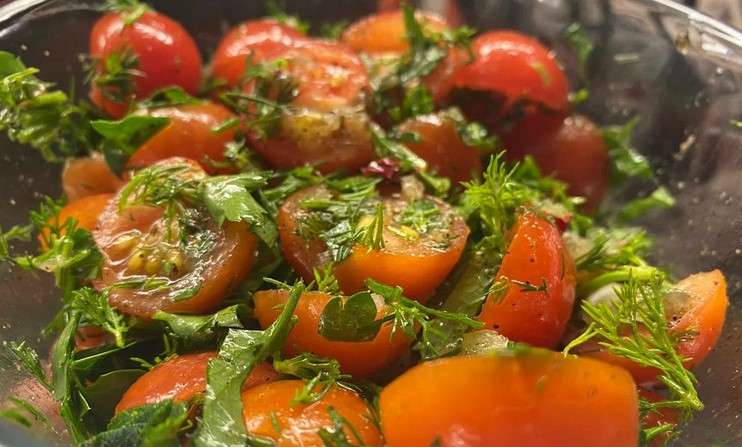 Салат-закуска з помідорів, яка зникає зі столу швидше за шашлик