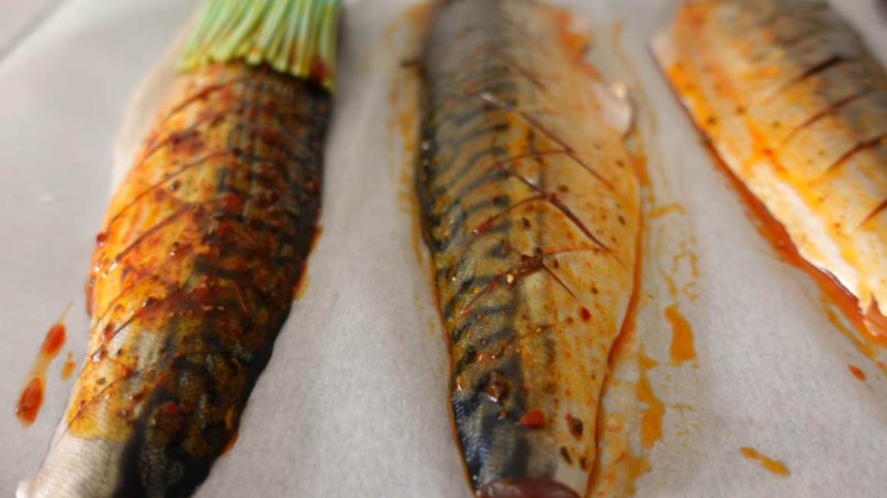 Соковита скумбрія з овочами на сковороді: смачна риба без запаху