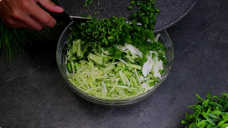 Мій улюблений салат із молодою капустою: готую з цікавою заправкою