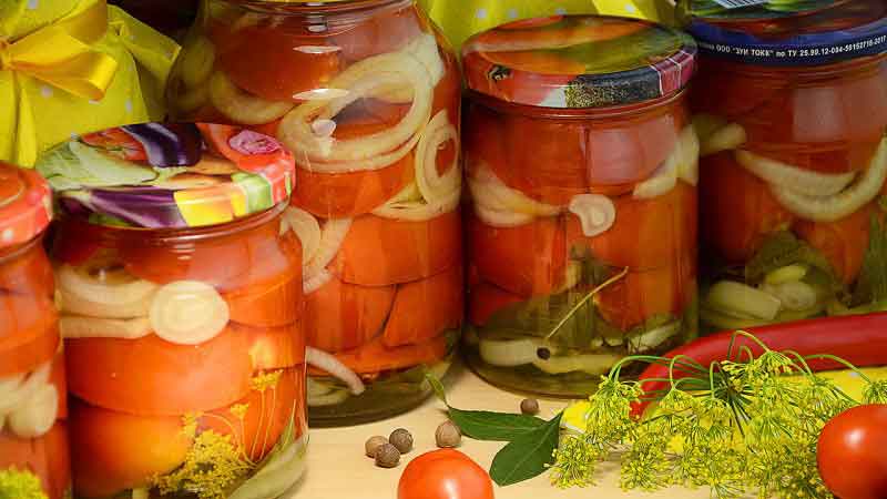 Рецепти салатів з часточками помідорів. Смачно перезимуємо
