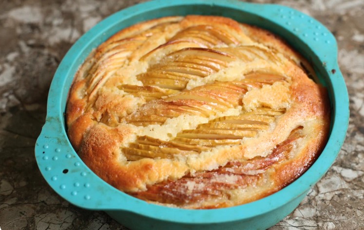 Якщо залишається склянка кефіру і є трохи яблук із задоволенням готую цей пиріг: не складніше шарлотки, але ще смачніший