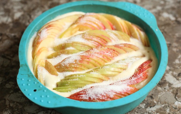 Якщо залишається склянка кефіру і є трохи яблук із задоволенням готую цей пиріг: не складніше шарлотки, але ще смачніший