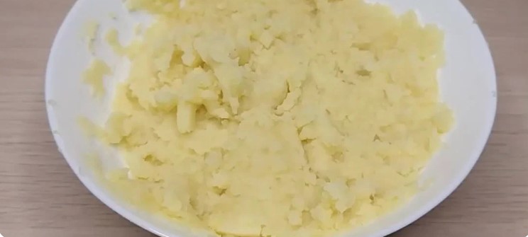 Ліниві картопляні пиріжки: бюджетно, швидко та смачно