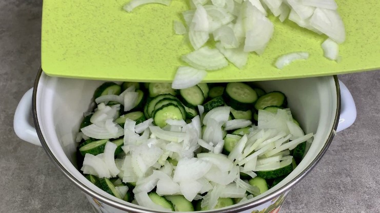 Готую салат з огірків на зиму без варіння та стерилізації: такі огірочки завжди з'їдаються першими